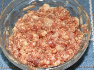 4、爱心蛋汉堡,顺着一个方向搅拌至起胶