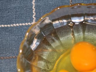 6、爱心蛋汉堡,打入碗里