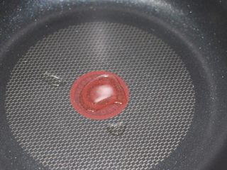 8、爱心蛋汉堡,锅里放小许油，用小火哦