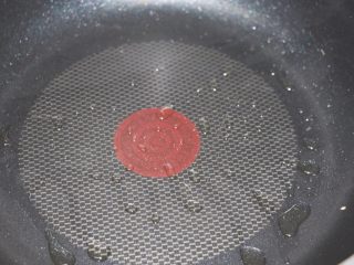 9、爱心蛋汉堡,还是小火哦，倒入小许油