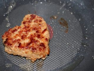 12、爱心蛋汉堡,煎10分钟左右再翻面煎几分钟，肉饼就熟了