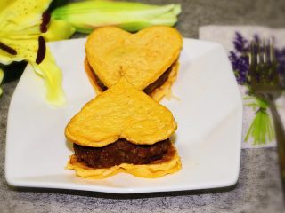 13、爱心蛋汉堡,然后肉饼放中间，鸡蛋放上下，夹着吃，美味！