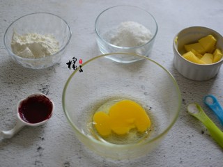 1、红丝绒玛德琳蛋糕,准备食材