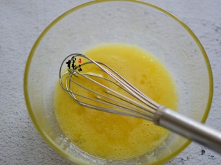 4、红丝绒玛德琳蛋糕,搅拌均匀