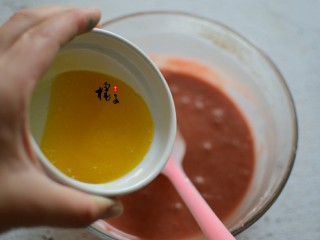 8、红丝绒玛德琳蛋糕,黄油隔水融化或者放微波炉里加热30秒，分两次加入面糊中，每次都要翻拌均匀