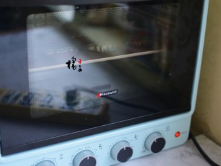 10、红丝绒玛德琳蛋糕,烤箱预热170度，中层上下火烤15分钟