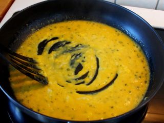 3、三文鱼鸡蛋三明治,5.略停留几秒就要开始搅拌，不要让其结皮起泡，保持中小火。