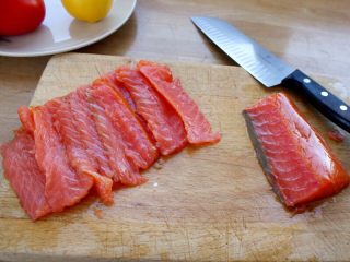 6、三文鱼鸡蛋三明治,9.将烟熏三文鱼切薄片。