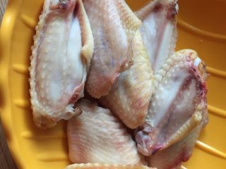 1、无油版黄金烤翅,鸡翅,解冻,平时一般都是在冰箱冷冻着,随吃随取;