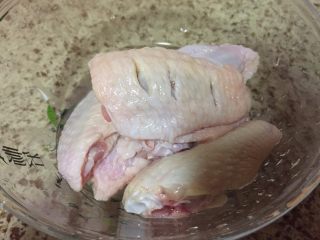 2、无油版黄金烤翅,解冻好的鸡翅,洗净,用厨房剪刀,在表面划几道口;方便入味;