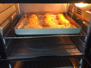 10、无油版黄金烤翅,放入烤箱,180度,上下火,25分钟;中间取出,翻下面;