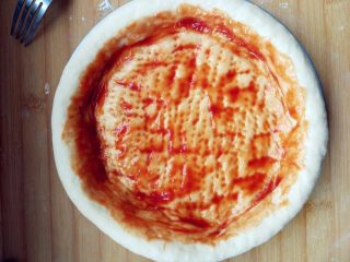 9、厚底鲜虾批萨,将披萨酱涂在饼底