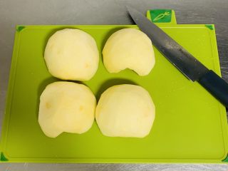 8、苹果千层蛋糕,将苹果去皮去核