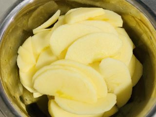 9、苹果千层蛋糕,切成0.3毫米的苹果片