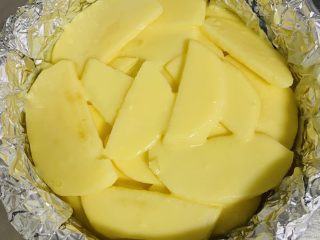 15、苹果千层蛋糕,顶层的苹果片摆放均匀。