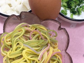 5、“彩虹”????饼,5.鸡蛋，面条，西兰花，山药放在一起搅匀