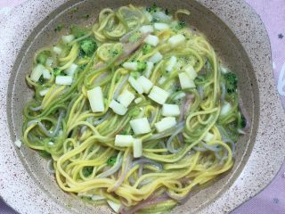 6、“彩虹”????饼,6.平底锅刷油，把食材倒入摊匀