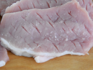 2、在家轻松炸猪排,色泽金黄有食欲!,拍完后,用刀尖轻轻扎几下