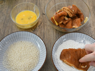 5、在家轻松炸猪排,色泽金黄有食欲!,将腌制好的肉排,先拍一层淀粉