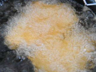 9、在家轻松炸猪排,色泽金黄有食欲!,炸3分钟左右,至两面金黄控油捞出