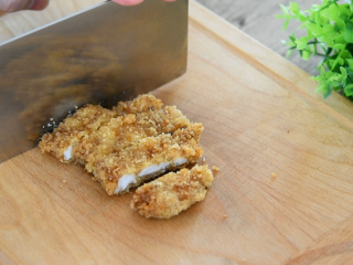 10、在家轻松炸猪排,色泽金黄有食欲!,切成块