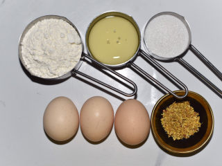 1、桂花杯子蛋糕,准备好所有材料。