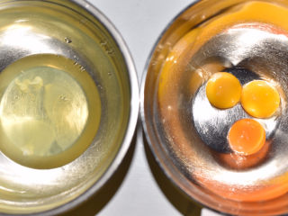 2、桂花杯子蛋糕,蛋白与蛋清分离。