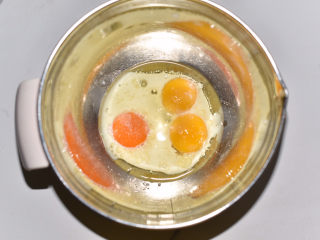 3、桂花杯子蛋糕,蛋黄里加入15克糖，搅匀；倒入牛奶和玉米油搅拌均匀。