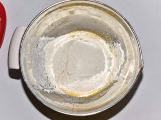 4、桂花杯子蛋糕,筛入低筋面粉。