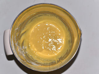 5、桂花杯子蛋糕,搅拌均匀后，静置一旁备用。