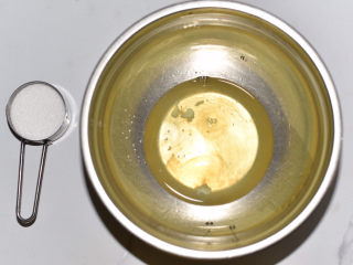 6、桂花杯子蛋糕,蛋白打入无水无油的盆中，用电动打蛋器高速打发，30克砂糖分三次加入。