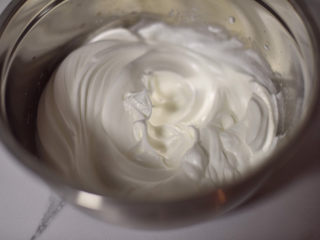 7、桂花杯子蛋糕,打发到出现直立的小尖角。