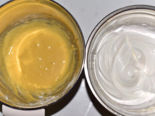 8、桂花杯子蛋糕,准备好蛋黄糊与蛋白糊。