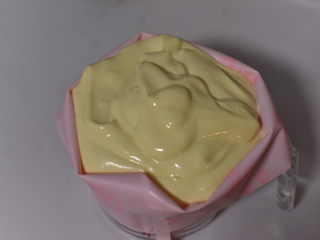 11、桂花杯子蛋糕,将蛋糕糊装入裱花袋。