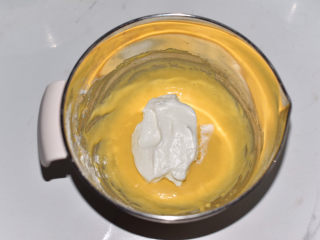 9、桂花杯子蛋糕,将三分之一蛋白糊放入蛋黄糊中，翻拌均匀。分三次全部翻拌完成。