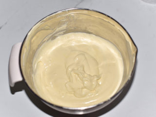 10、桂花杯子蛋糕,做好的蛋糕糊细腻而有光泽。