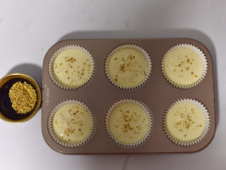 12、桂花杯子蛋糕,挤入杯子蛋糕模具中，撒上干桂花。