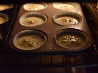 13、桂花杯子蛋糕,放入预热165度的烤箱。