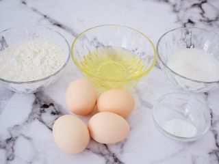 1、巧克力蛋糕甜甜圈,准备好材料