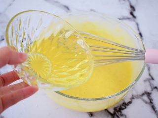 5、巧克力蛋糕甜甜圈,加入玉米油，搅拌均匀