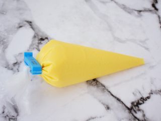 6、巧克力蛋糕甜甜圈,装入裱花袋中