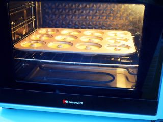 8、巧克力蛋糕甜甜圈,放入预热好的烤箱，上下火170度，中层20分钟