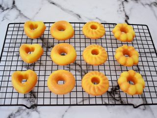 9、巧克力蛋糕甜甜圈,烤好趁热脱模晾凉