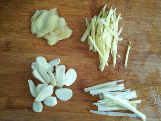 4、歌乐山辣子鸡,将大蒜切片,葱切细丝,姜一部分切片,一部分切丝。