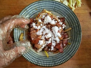 7、歌乐山辣子鸡,在腌好的鸡肉中加一勺(15克)淀粉。