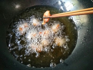 9、歌乐山辣子鸡,锅中倒入400毫升食用油,(加拿大芥花油,味道中性,色质较轻,不会掩盖食材本身的味道与色泽,烟点达242摄氏度,能有效减少油烟等有害物质的产生)烧至5成热后,下入腌好的鸡肉。