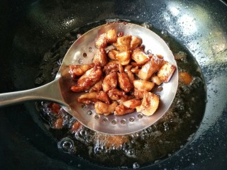 10、歌乐山辣子鸡,小火炸至鸡肉外酥里嫩,色泽鲜艳红润后沥油捞出。