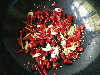 12、歌乐山辣子鸡,放入辣椒段,一起过油炒香。