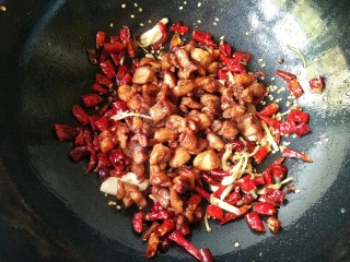 13、歌乐山辣子鸡,放入炸好的鸡肉。