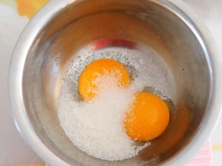 2、火爆Ins的StrawberryOmelet草莓抱抱卷,30g细砂糖加入蛋黄中。